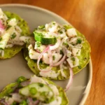 Um prato de ceviche fresco decorado com choclo e camote em uma mesa elegante